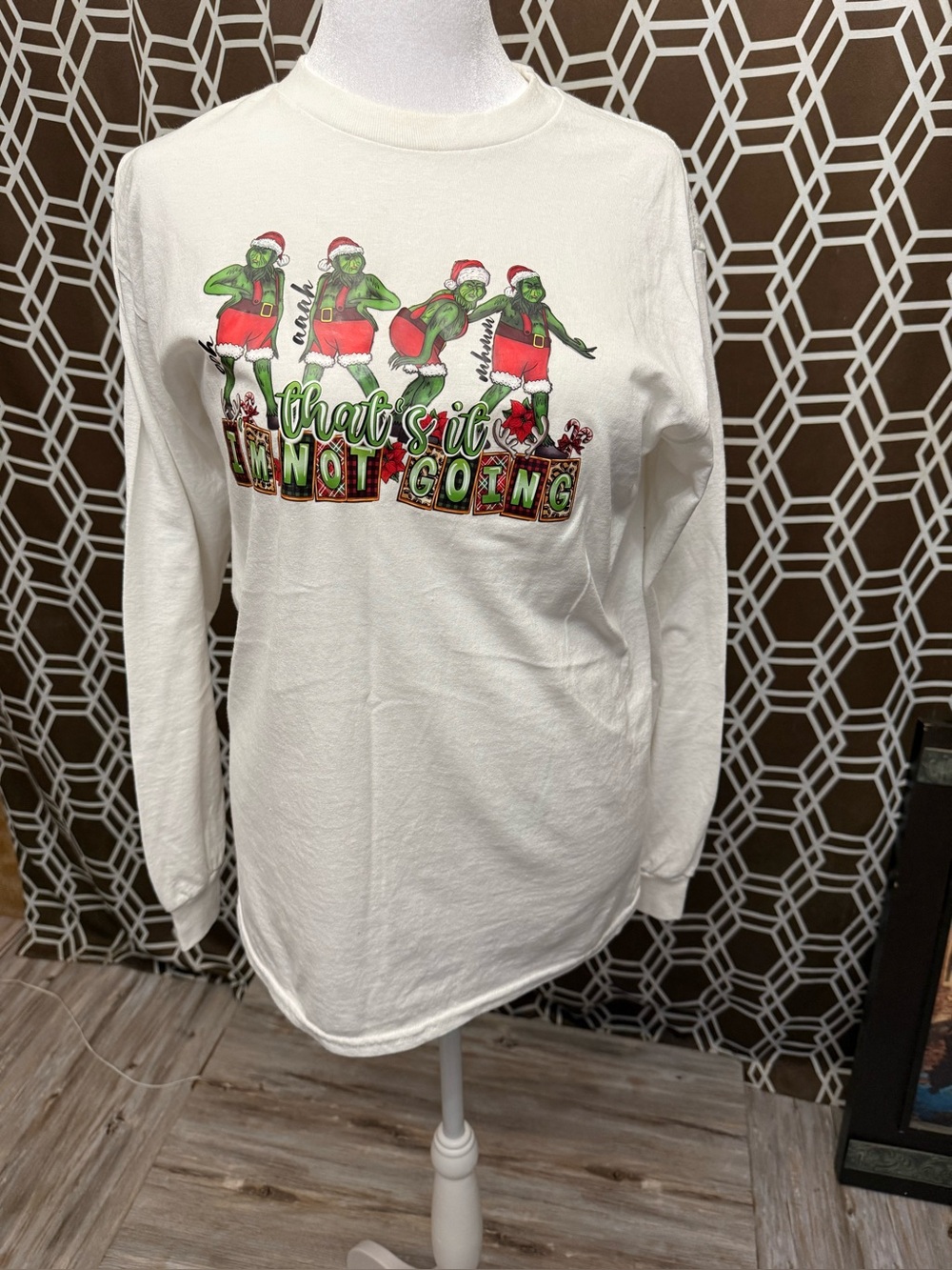 Gildan DryBlend Grinch Christmas Graphic T-Shirt Size M White Long Sleeve Crew